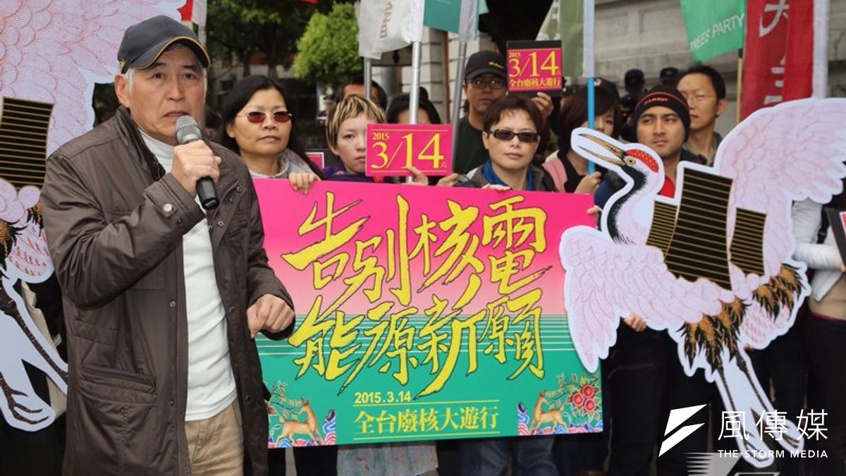 此次活動即以「核電告別式」為主題,並公布此次遊行吉祥物-----一隻乘載著核子反應爐的白鶴,即象徵要「讓核電駕鶴西歸」。(楊子磊攝) 此次活動即以「核電告別式」為主題,並公布此次遊行吉祥物-----一隻乘載著核子反應爐的白鶴,即象徵要「讓核電駕鶴西歸」。(楊子磊攝)