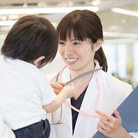 雖然女醫生比例提高,但仍集中於特定科別。(圖片來源:foly / PIXTA) 雖然女醫生比例提高,但仍集中於特定科別。(圖片來源:foly / PIXTA)