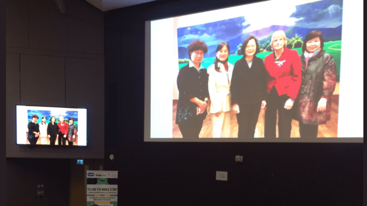 世界女記者暨作家協會(AMMPE)7日在英國倫敦年會茶會中,播放蔡英文專訪影片。(取自Taiwan in the UK@twitter) 世界女記者暨作家協會(AMMPE)7日在英國倫敦年會茶會中,播放蔡英文專訪影片。(取自Taiwan in the UK@twitter)