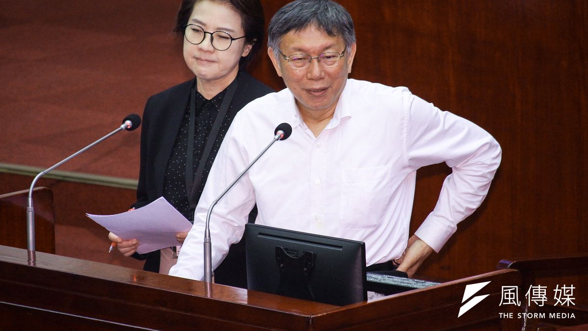 台北市長柯文哲(右)6日出席台北市議會第9次會議進行報告並備詢。左為副市長黃珊珊。(蔡親傑攝) 台北市長柯文哲(右)6日出席台北市議會第9次會議進行報告並備詢。左為副市長黃珊珊。(蔡親傑攝)