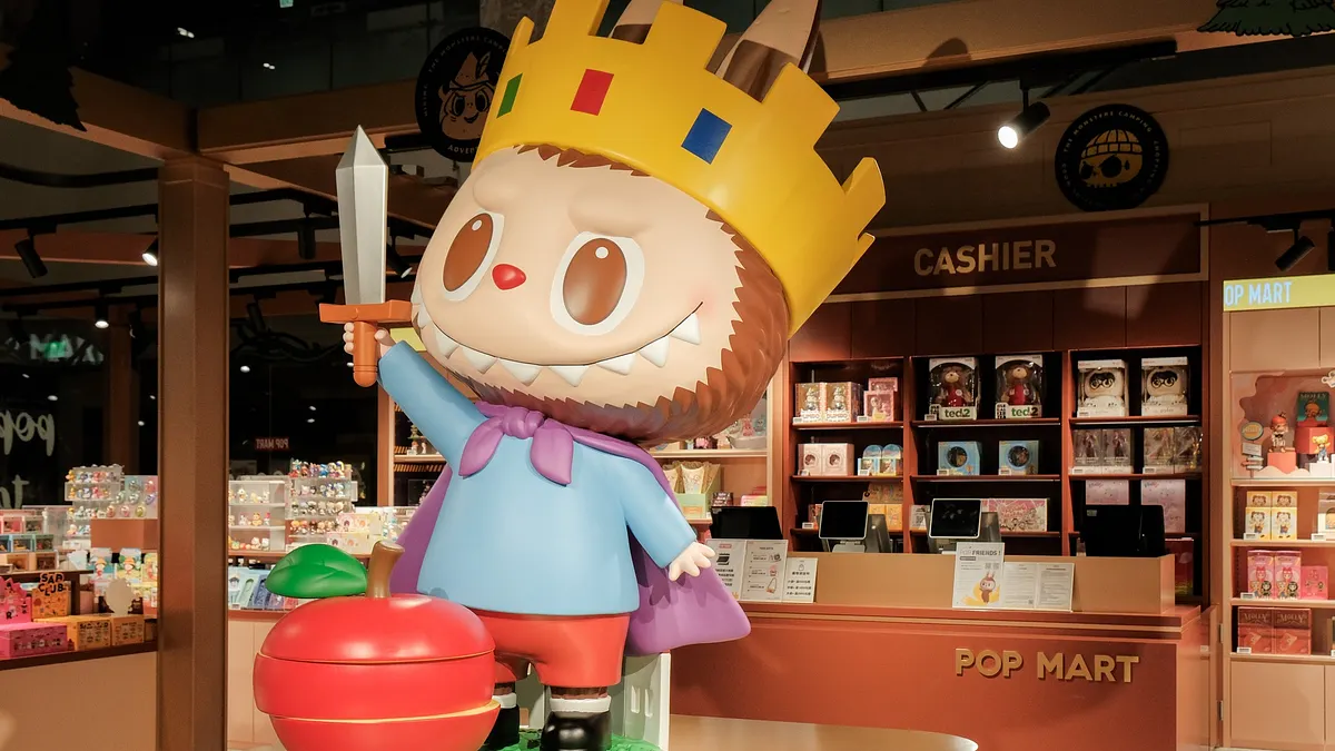 中國大陸潮玩品牌「泡泡瑪特」(Pop Mart)進駐台南百貨公司,引起排隊搶購熱潮。(取自POP MART Taiwan臉書) 中國大陸潮玩品牌「泡泡瑪特」(Pop Mart)進駐台南百貨公司,引起排隊搶購熱潮。(取自POP MART Taiwan臉書)