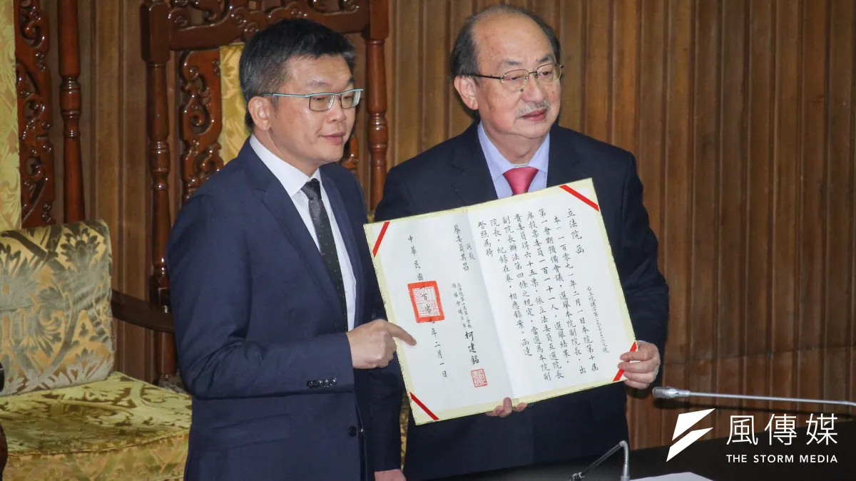 立法院1日舉行新任正副立法院長選舉,民進黨蔡其昌(左)當選立法院副院長。(蔡親傑攝)