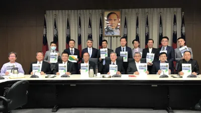 本月11日SEMI太陽光電公共政策倡議委員會號召二大光電產業公協會攜手共同拜會行政院沈榮津副院長,並遞交SEMI《太陽光電公共政策建言書》。(SEMI Taiwan提供)