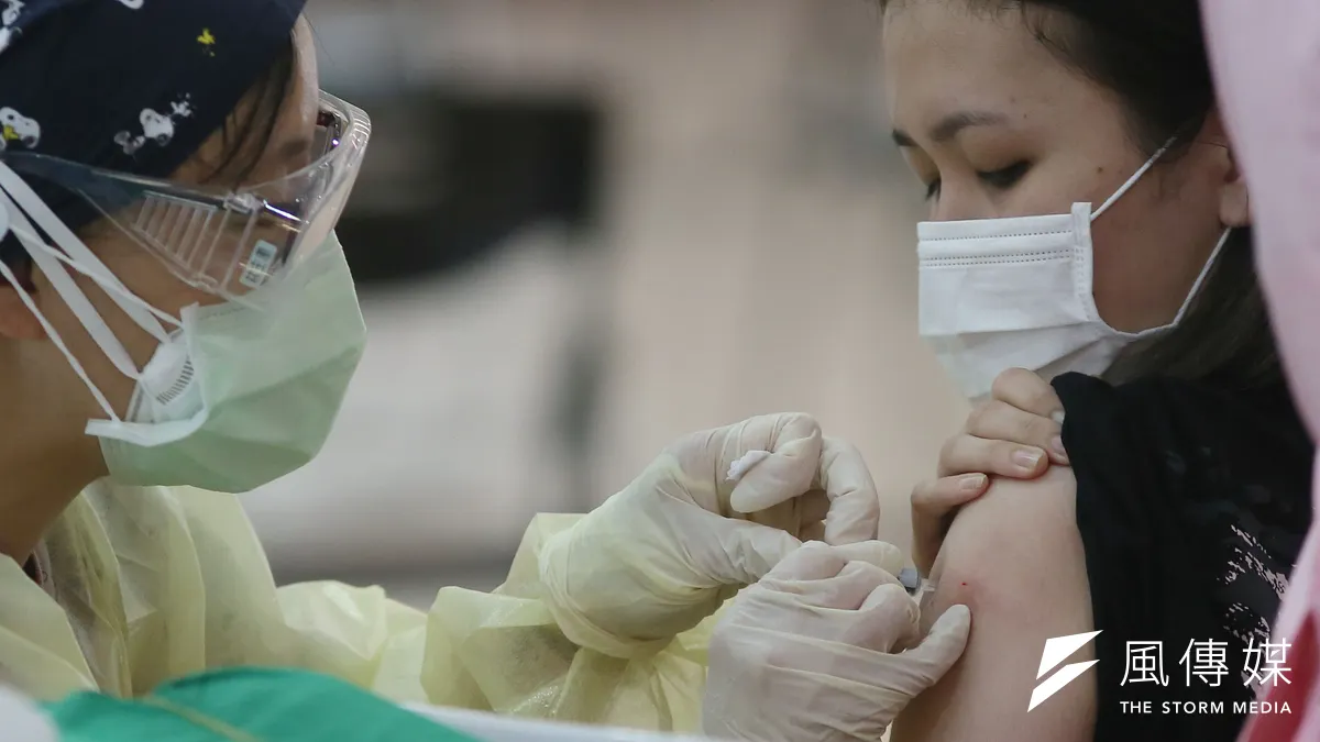 台灣新冠疫苗訂購與到貨率仍然不足,打完兩劑的比率相當低。(資料照,柯承惠攝)