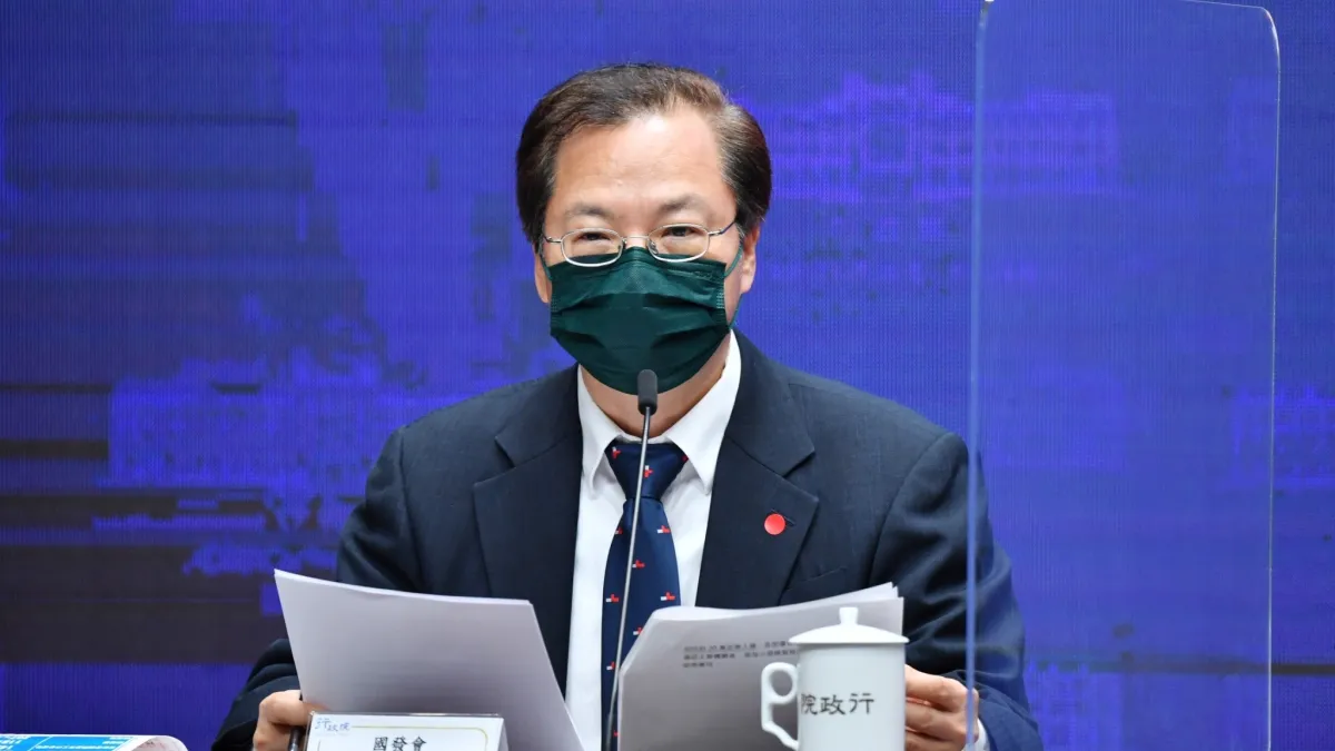 行政院院會27日邀國發會報告「加速因應新一波疫情紓困方案」,國發會主委龔明鑫出席會後後記者會。(行政院提供)