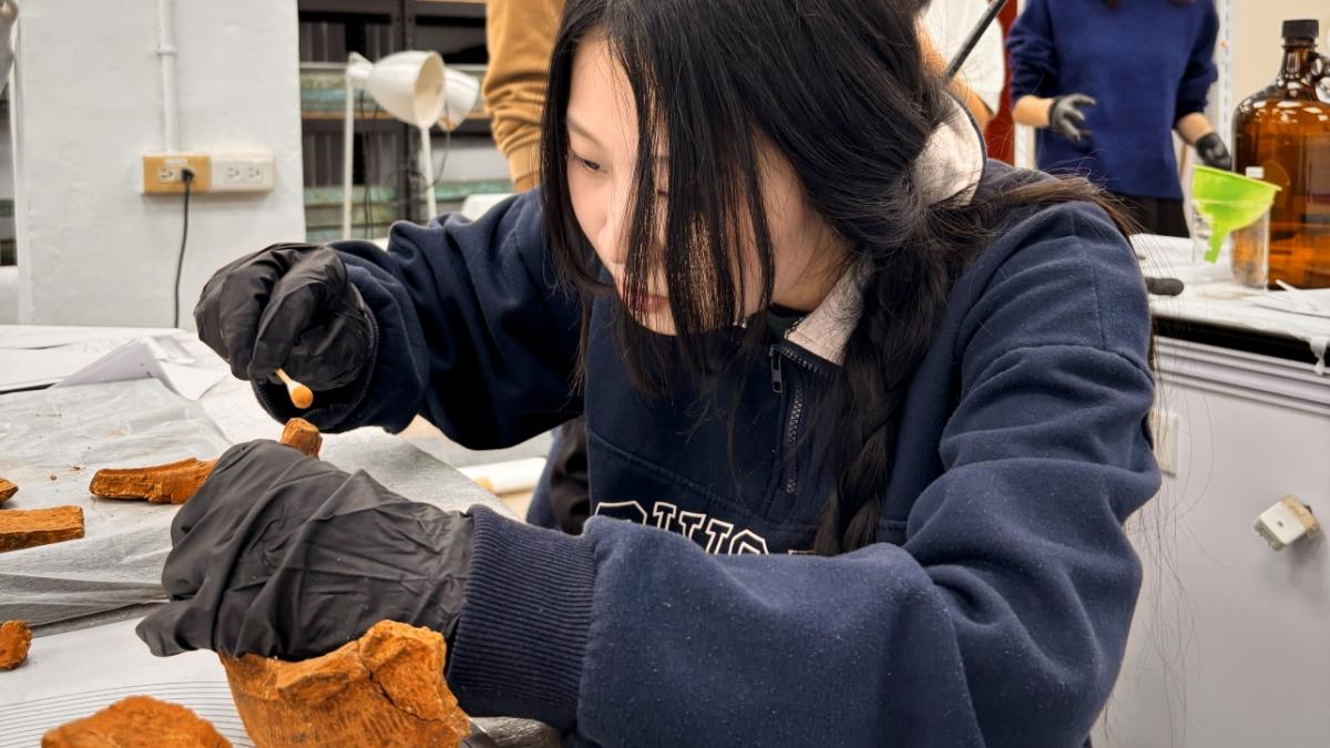 十三行博物館攜手臺灣藝術大學修護文物重生 喚醒四千年水碓尾遺址陶器