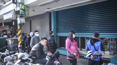 武漢肺炎疫情造成搶購口罩,6日起購買口罩將採實名制,民眾需使用健保卡在全國6000多家健保特約藥局購買,每個人在7天內限購2片。(陳品佑攝)