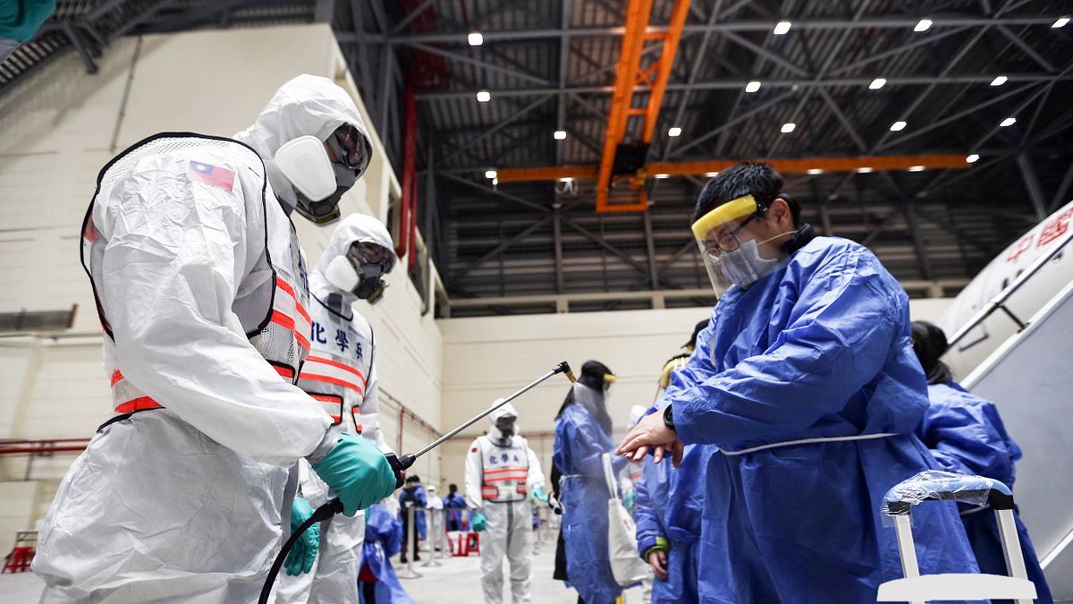 全民防疫還是要保持批判性。圖為我第二批武漢包機10日晚間返台,化學兵機棚執勤身影。(軍聞社提供) 全民防疫還是要保持批判性。圖為我第二批武漢包機10日晚間返台,化學兵機棚執勤身影。(軍聞社提供)