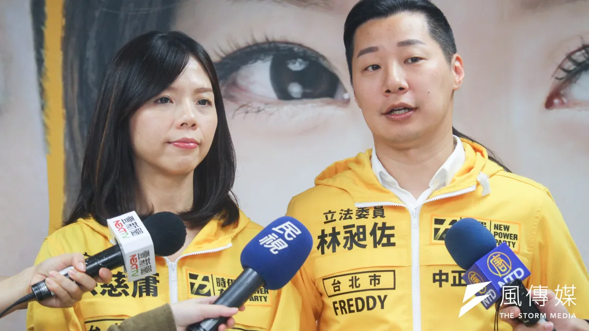 時代力量3日舉行記者會,宣布提名洪慈庸(左)、林昶佐(右)2位現任立委繼續拚連任。(蔡親傑攝)