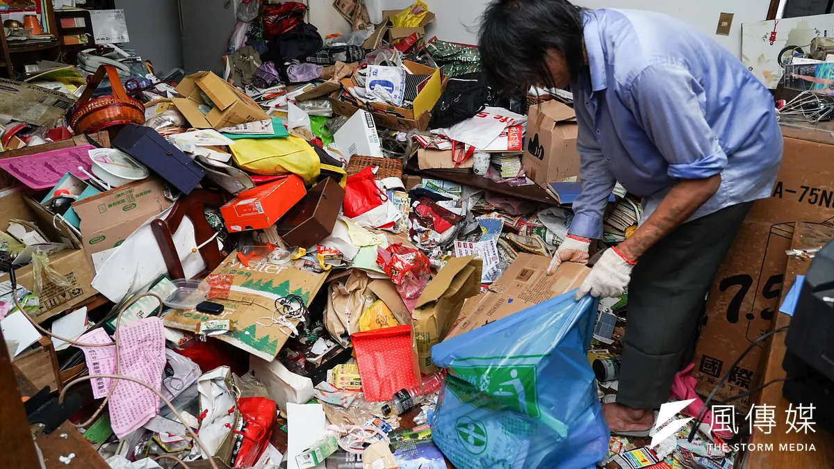 吃完的餐盒堆滿水槽蚊蠅紛飛、麵包放到發黑繼續吃、睡在一片垃圾山被老鼠蟑螂咬、直到傷口發臭才被送醫──當這樣的獨居老人成為鄰居眼中「不值得幫忙」的麻煩、只希望他們趕快搬走,一個由街友組成的清潔團隊,卻動手改變他們的人生...(蔡親傑攝) 吃完的餐盒堆滿水槽蚊蠅紛飛、麵包放到發黑繼續吃、睡在一片垃圾山被老鼠蟑螂咬、直到傷口發臭才被送醫──當這樣的獨居老人成為鄰居眼中「不值得幫忙」的麻煩、只希望他們趕快搬走,一個由街友組成的清潔團隊,卻動手改變他們的人生...(蔡親傑攝)