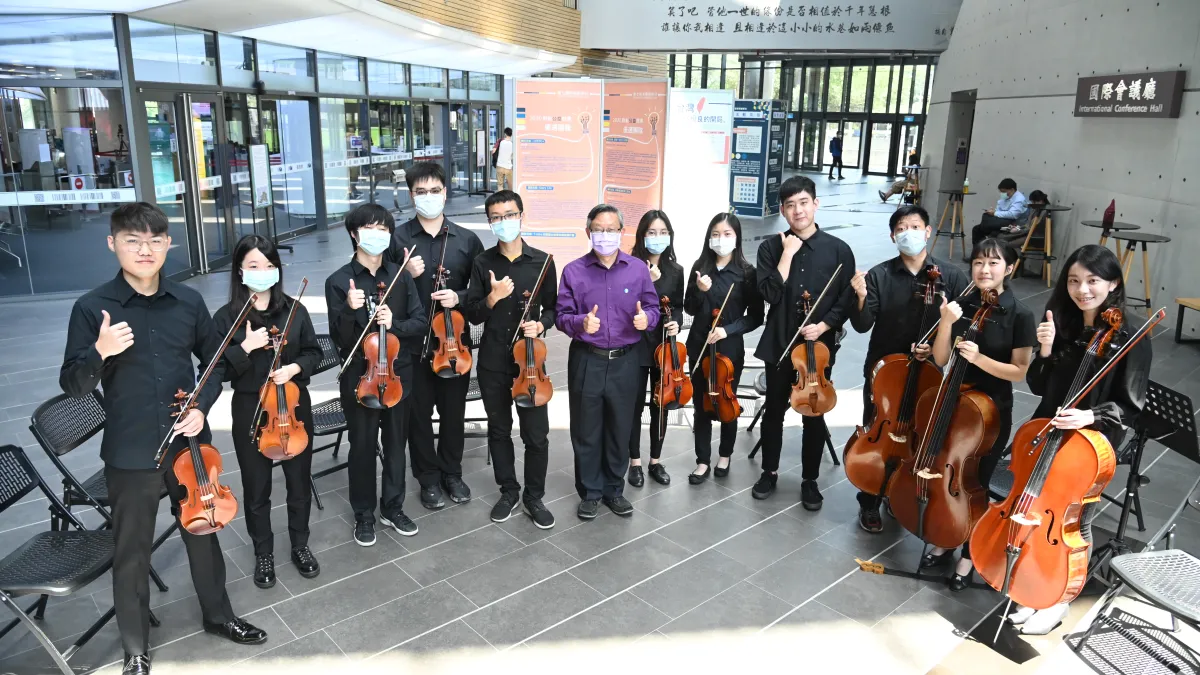 清華大學舉辦一場特別的音樂快閃,慶祝創校109年暨在台建校64周年校慶。(圖/清華大學提供)