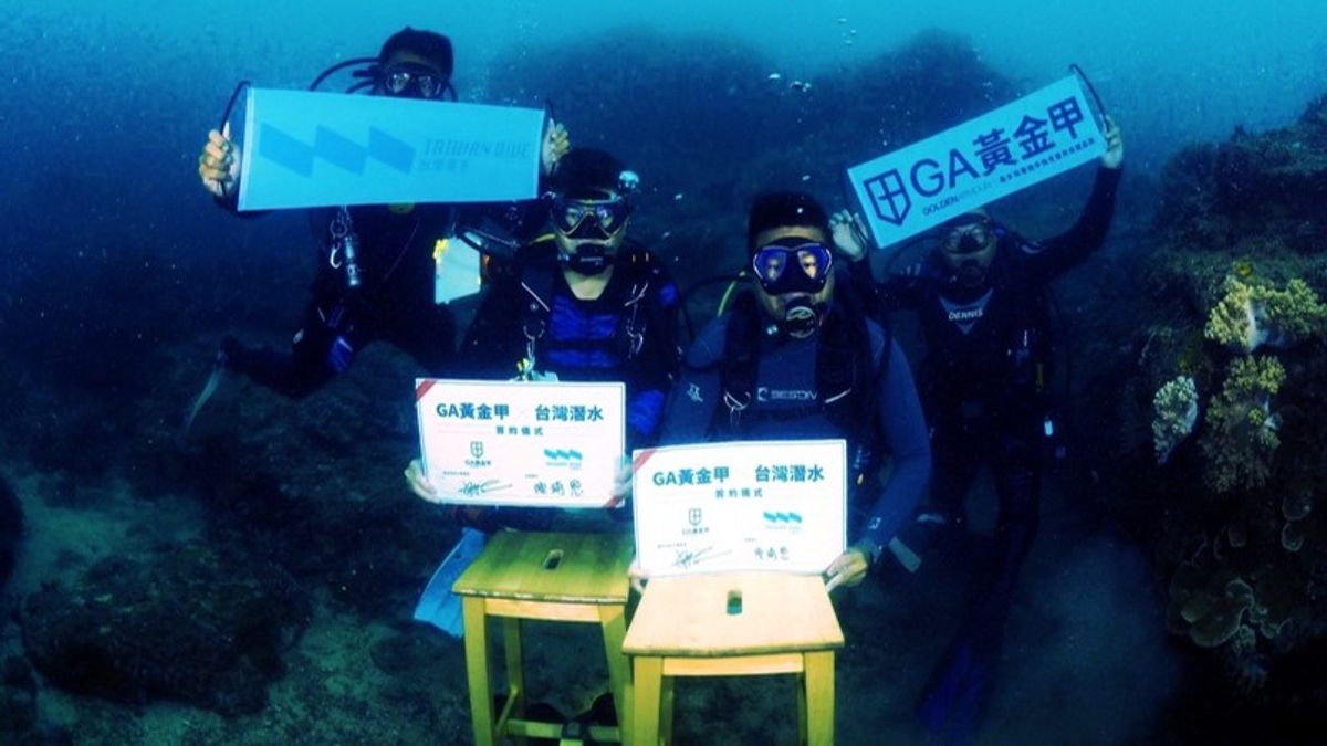 GA黃金甲與台灣潛水異業合作,潛入海底完成「海底簽約」儀式。(圖/GA黃金甲) GA黃金甲與台灣潛水異業合作,潛入海底完成「海底簽約」儀式。(圖/GA黃金甲)
