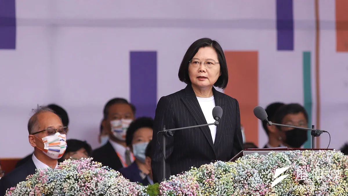 國慶(10日)總統蔡英文於總統府前發表演說,相較去年明確拒絕「一國兩制」,今年對中共立場已軟化。(資料照,陳品佑攝)