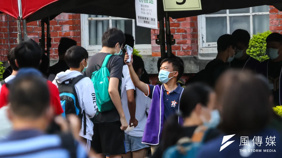 國中教育會考第1日15日登場,全體考生進入考場後,均配合規定全程佩戴口罩。(顏麟宇攝)