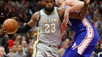 騎士詹姆斯(左)切入突破76人防守。 (美聯社)