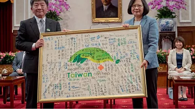 總統蔡英文5月接見世衛行動團,並宣布台灣雖然無法正式參加世界衛生大會(WHA),但仍要有所貢獻,宣布捐贈100萬美金給世界衛生組織(WHO)。(資料照,取自蔡英文臉書)