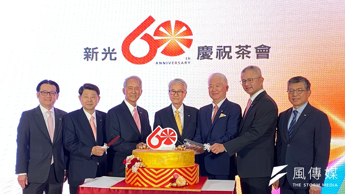 新光金控總經理陳恩光(左起)、副董事長吳東明、董事長陳淮舟、創辦人吳東進,以及新光人壽董事長魏寶生、副董事長洪士琪、總經理黃敏義5日在新光人壽60周年活動上合影。(陳怡慈攝) 新光金控總經理陳恩光(左起)、副董事長吳東明、董事長陳淮舟、創辦人吳東進,以及新光人壽董事長魏寶生、副董事長洪士琪、總經理黃敏義5日在新光人壽60周年活動上合影。(陳怡慈攝)