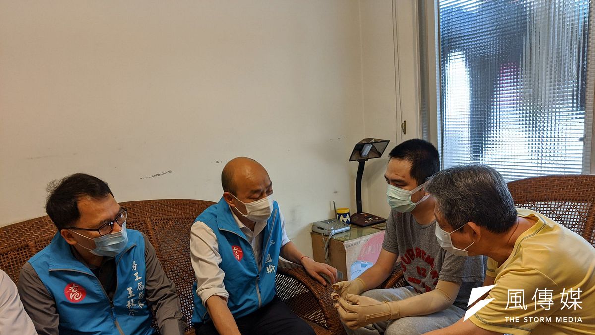 高雄市長韓國瑜勞動節當天探視職災勞工,表達關懷鼓勵之意。(圖/徐炳文攝) 高雄市長韓國瑜勞動節當天探視職災勞工,表達關懷鼓勵之意。(圖/徐炳文攝)