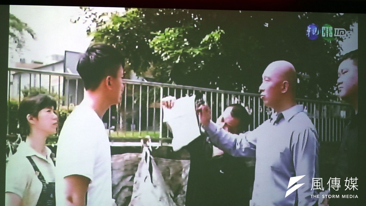 憲兵指揮部負責編劇及官兵演出的《莒光園地》保防單元劇「佈憲」遭質疑影射國民黨總統候選人韓國瑜,憲指部28日召開記者會再次向外界強調軍方立場。圖為翻攝劇中光頭演員造型。(蘇仲泓攝) 憲兵指揮部負責編劇及官兵演出的《莒光園地》保防單元劇「佈憲」遭質疑影射國民黨總統候選人韓國瑜,憲指部28日召開記者會再次向外界強調軍方立場。圖為翻攝劇中光頭演員造型。(蘇仲泓攝)