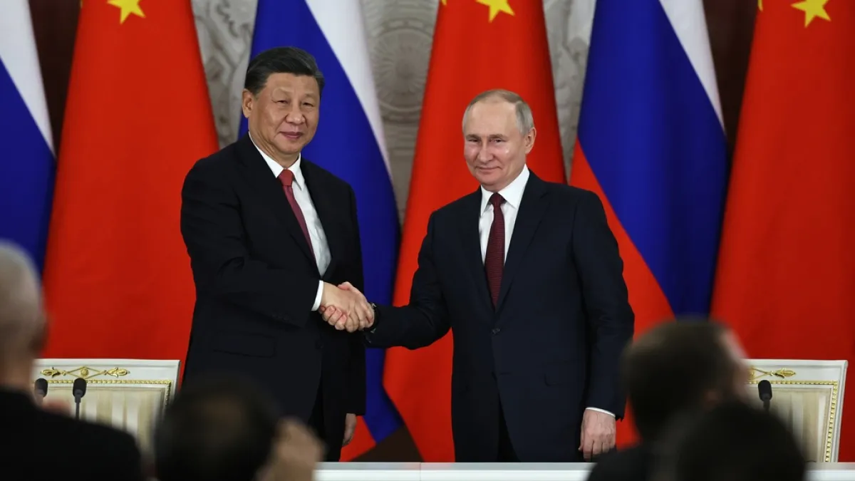 2023年3月21日,俄羅斯總統普京和中國國家主席習近平在克里姆林宮的簽字儀式上握手。(資料照,美聯社)