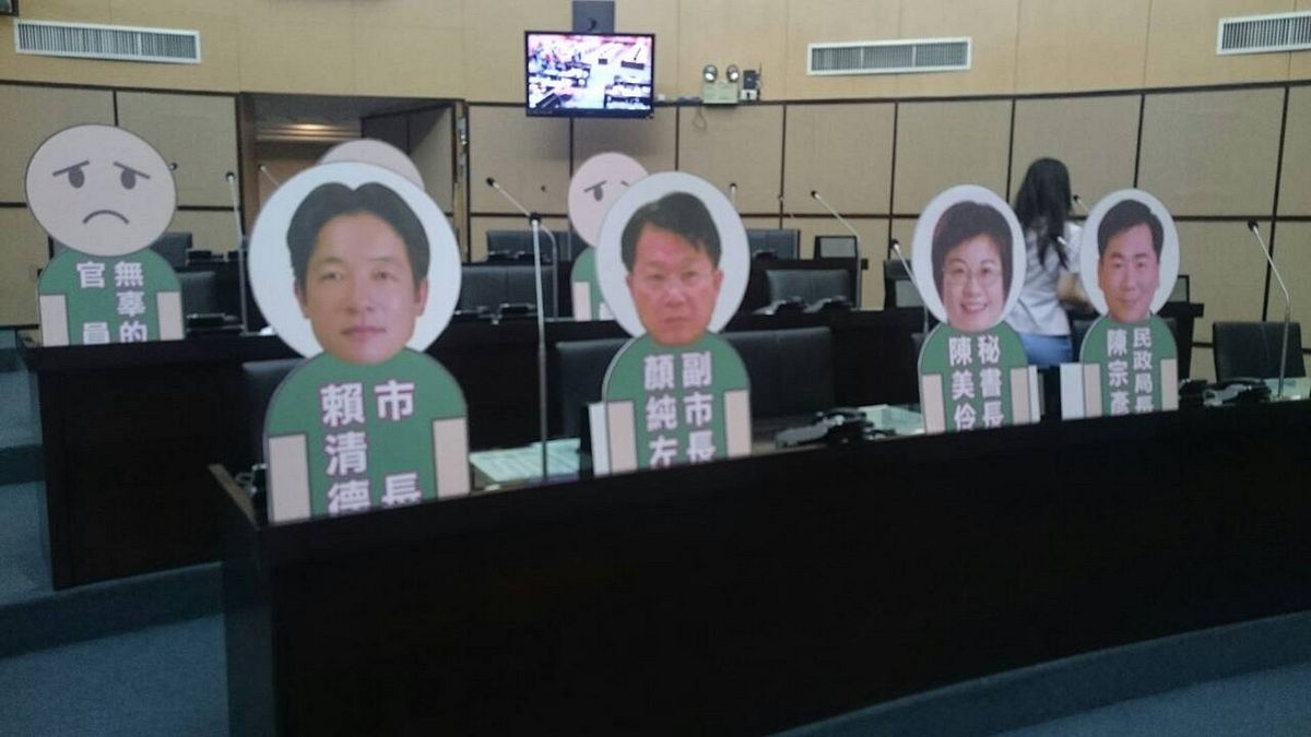 台南市長不來,市議員只好自製人形看板質詢。(圖片來源:今日大話新聞) 台南市長不來,市議員只好自製人形看板質詢。(圖片來源:今日大話新聞)