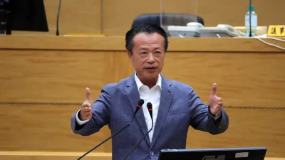 嘉義縣長翁章梁在縣議會定期會進行第20屆第2次口頭施政總報告。(圖/嘉義縣政府提供)