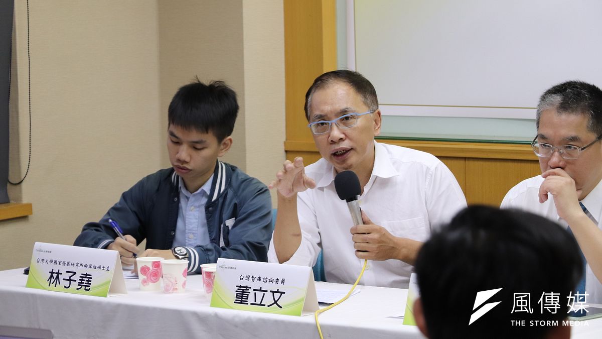 台灣智庫諮詢委員董立文(中)認為,政府應做研究、追真相、講實話,年輕人無論是去中國執教或是讀書,究竟遇到什麼問題?(陳煜攝) 台灣智庫諮詢委員董立文(中)認為,政府應做研究、追真相、講實話,年輕人無論是去中國執教或是讀書,究竟遇到什麼問題?(陳煜攝)