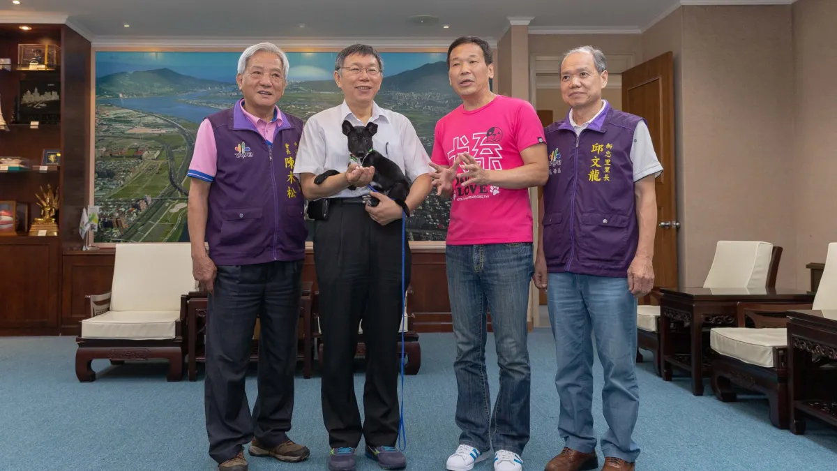 台北市長柯文哲日前在臉書發文,表示台北市議員鍾小平希望自己能領養小黑狗一事遭網友轉貼PTT八卦版,竟意外引發網友發現「idcc」與「卡神」楊蕙如關係匪淺。(資料照,取自柯文哲臉書)