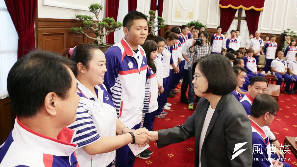 作者認為,政客搶著在選舉前曝光,使出渾身解數很正常,而消費在國際上流汗拚戰的運動員,然後獲取自身的曝光度,這招很差勁,但是很有效。圖為總統蔡英文接見2016年里約奧運代表團教練、選手及代表團人員。(資料照,取自總統府)