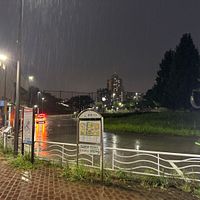 10日夜、東京都内で猛烈な雨。杉並区では1時間に120ミリを観測し、目黒川では一時水位が急上昇。気象庁は今後も警戒を呼びかけている。(写真/黃信維撮影) 10日夜、東京都内で猛烈な雨。杉並区では1時間に120ミリを観測し、目黒川では一時水位が急上昇。気象庁は今後も警戒を呼びかけている。(写真/黃信維撮影)