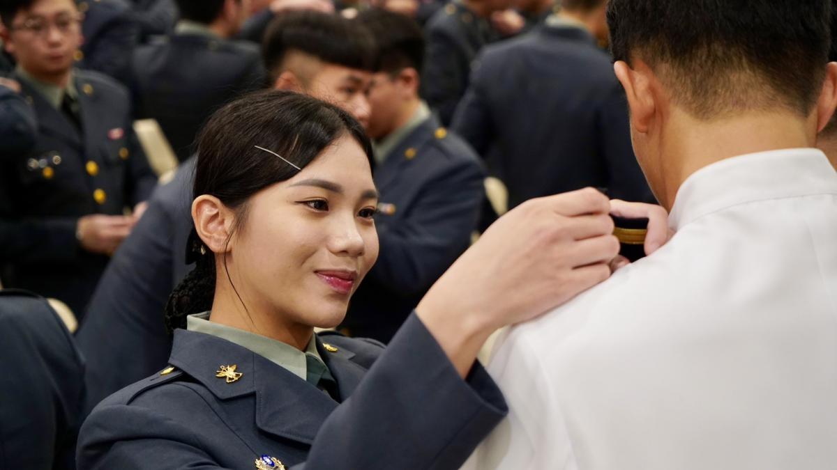 三軍八校聯合畢典浪漫插曲!政戰學院情侶檔互相掛階 粉紅泡泡放閃全場