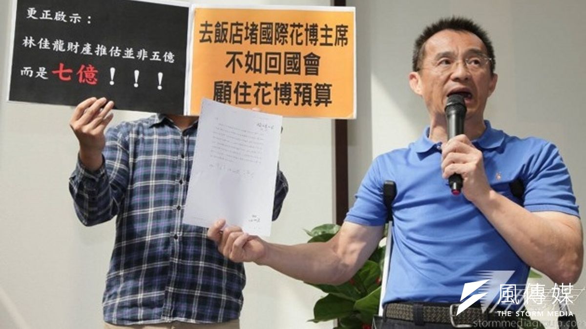 台中市副市長徐中雄19日表示,林佳龍在飯店門口堵花博主席Mr.VicKrahn,動作粗魯,批林連外國人都拿來當政治操作的工具。(蕭德洪攝) 台中市副市長徐中雄19日表示,林佳龍在飯店門口堵花博主席Mr.VicKrahn,動作粗魯,批林連外國人都拿來當政治操作的工具。(蕭德洪攝)