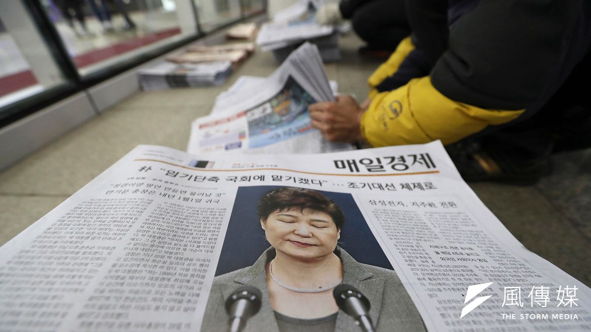 南韓總統朴槿惠儘管表示願意聽從國會建議,在野黨仍不放棄彈劾。(美聯社) 南韓總統朴槿惠儘管表示願意聽從國會建議,在野黨仍不放棄彈劾。(美聯社)