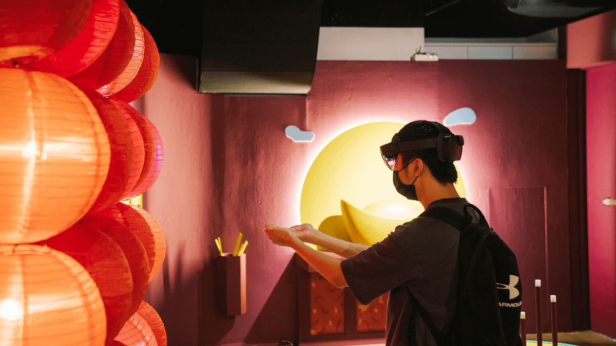 民眾戴上MR頭盔後運用目光與手勢進行互動。(圖/新北市政府提供) 民眾戴上MR頭盔後運用目光與手勢進行互動。(圖/新北市政府提供)