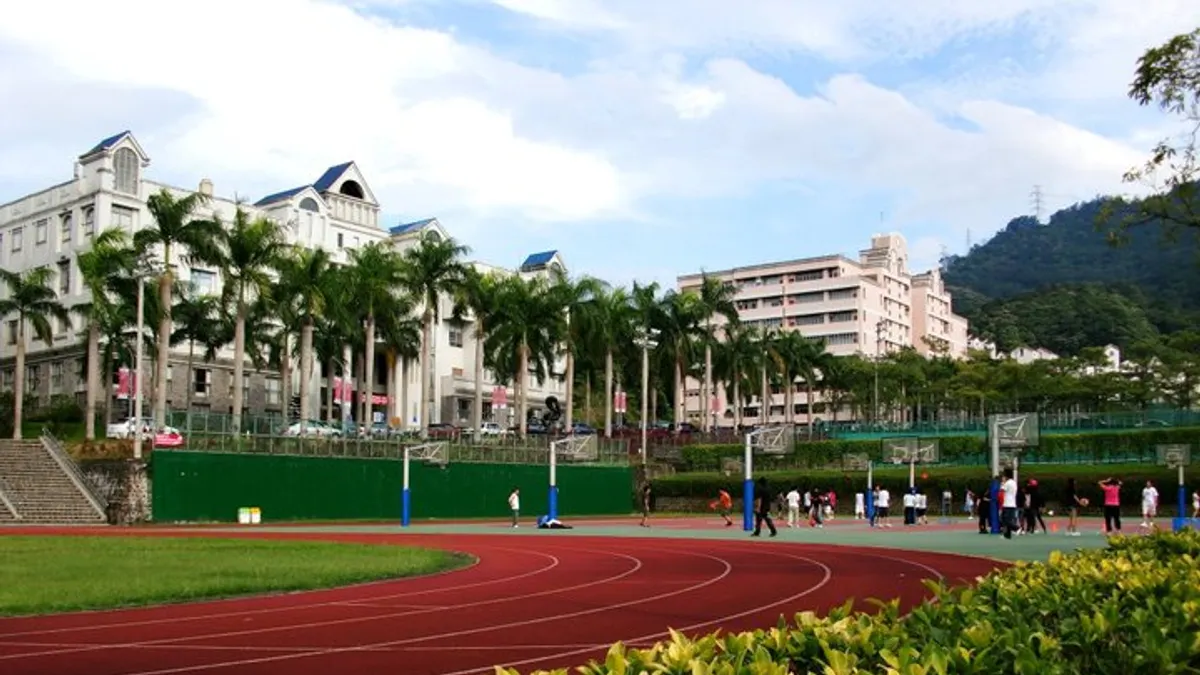 “碳中和”是一個零碳排放概念,也就是把我們產生的溫室氣體(主要是二氧化碳)給全部“消除掉”。對一個大學而言,如何可以達到零碳排放呢?(示意圖,取自景文科技大學臉書)