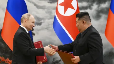 2024年6月19日,俄羅斯總統普京(左)和北韓領導人金正恩在新戰略夥伴關係儀式上交換檔案。(美聯社)