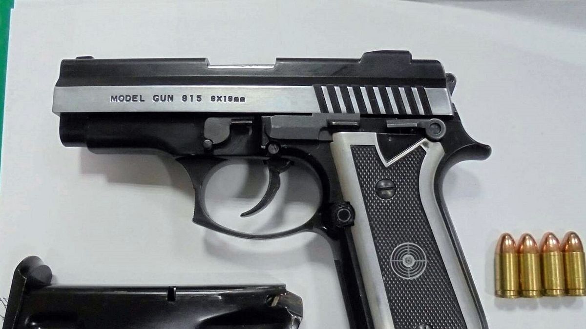 男子半夜闖紅燈被攔查 警意外起出槍枝 男子半夜闖紅燈被攔查 警意外起出槍枝