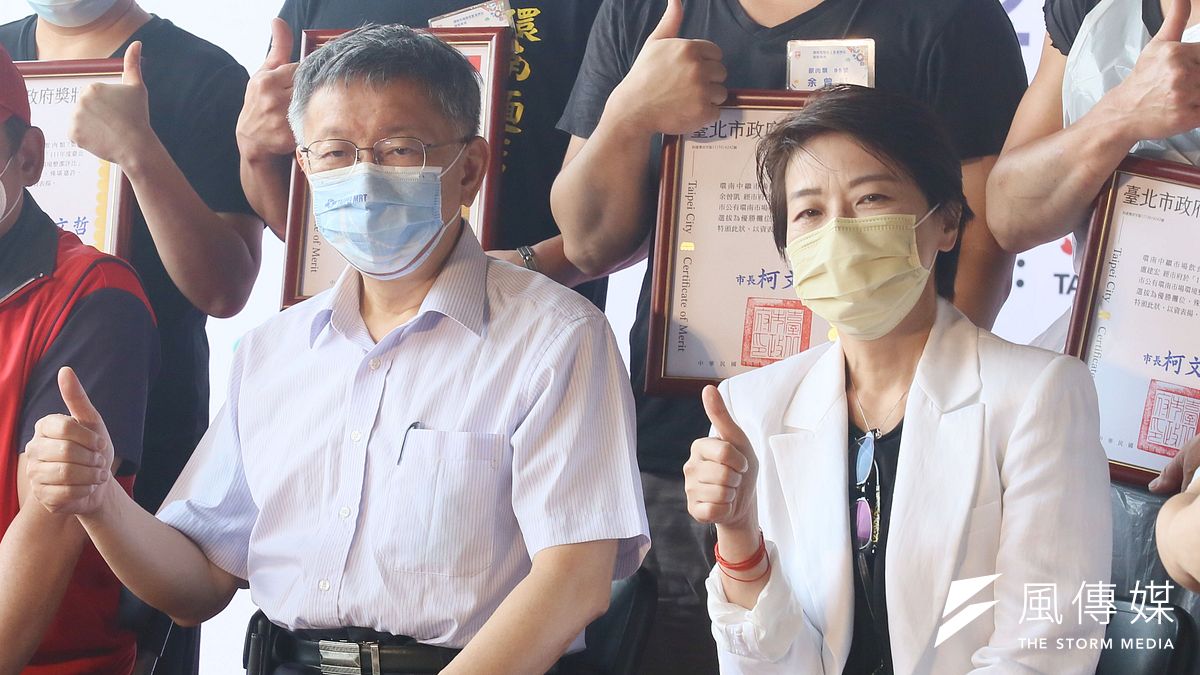 台北市政府宣布,明恢復發放重陽敬老金新台幣1200元。圖為台北市長柯文哲(左)、 台北市副市長黃珊珊(右)13日出席環南市場環境整潔評比頒獎典禮。(柯承惠攝) 台北市政府宣布,明恢復發放重陽敬老金新台幣1200元。圖為台北市長柯文哲(左)、 台北市副市長黃珊珊(右)13日出席環南市場環境整潔評比頒獎典禮。(柯承惠攝)