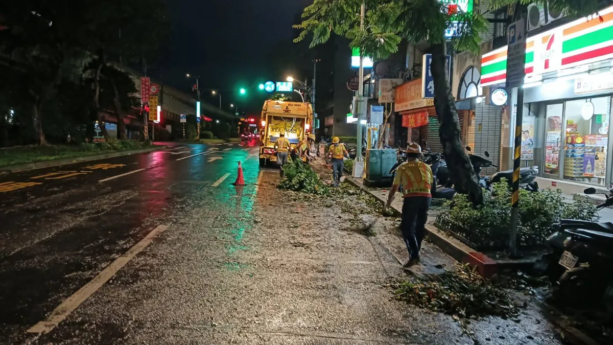 康芮颱風造成許多路樹倒塌,北市環保局總動員全力進行市容修復。(圖/臺北市政府環保局提供)