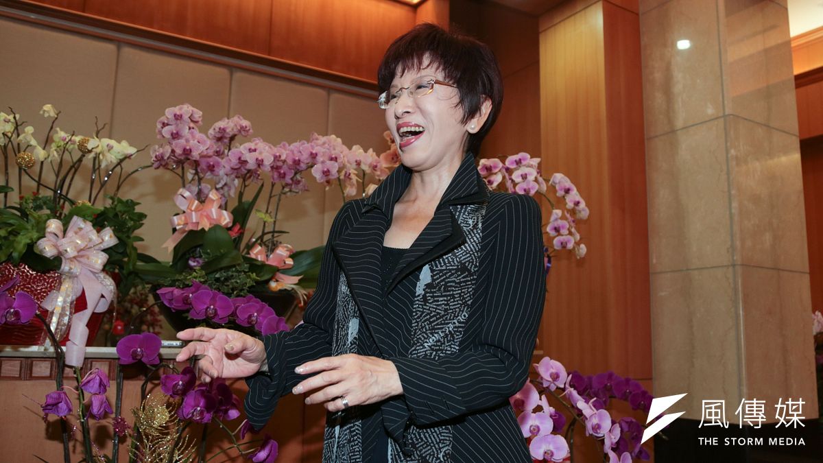 宣布參加國民黨內總統初選的洪秀柱沒接到黨主席朱立倫致電加油,她7日表示,黨內初選是比政見、路線,不是比誰關愛的眼神比較多。(余志偉攝) 宣布參加國民黨內總統初選的洪秀柱沒接到黨主席朱立倫致電加油,她7日表示,黨內初選是比政見、路線,不是比誰關愛的眼神比較多。(余志偉攝)