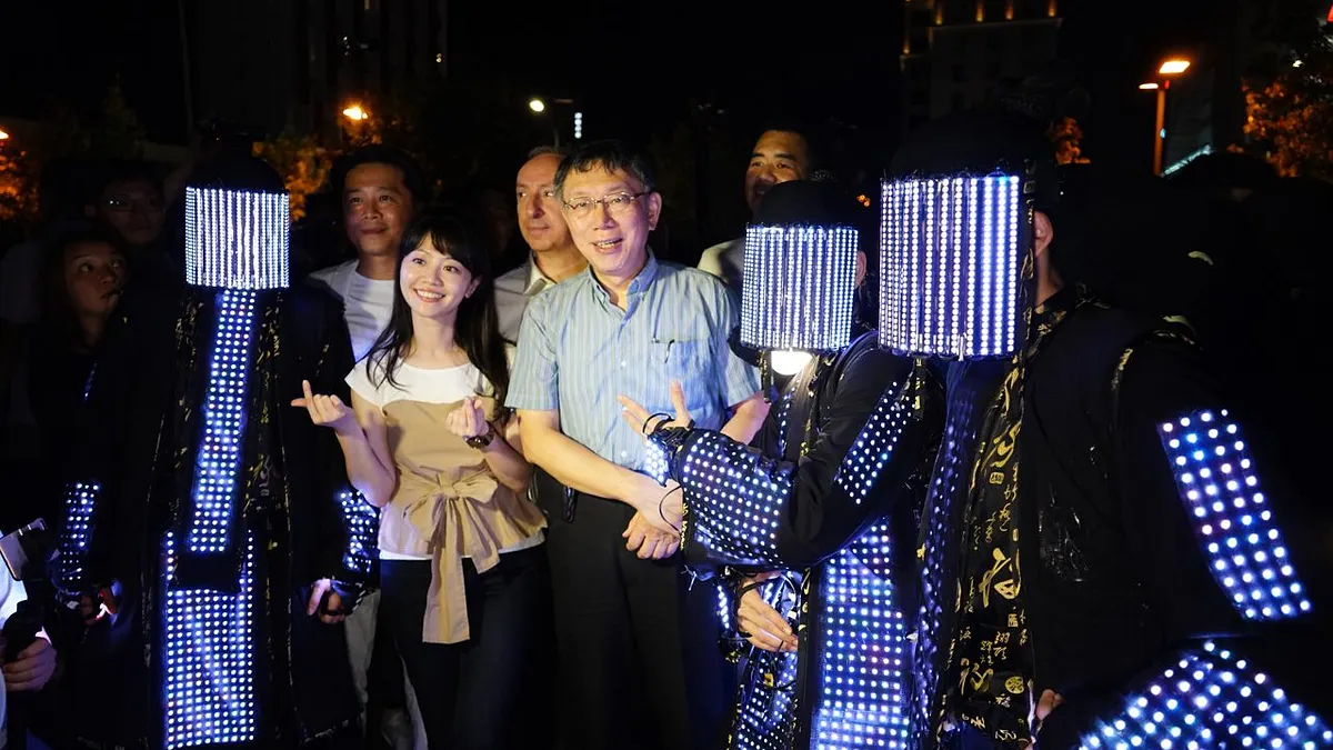 台北市長柯文哲5日晚間前往2019臺北白晝之夜位於大直的活動現場,參觀展出的藝術品並與民眾同樂,民進黨台北市議員高嘉瑜也到場。(台北市政府提供)