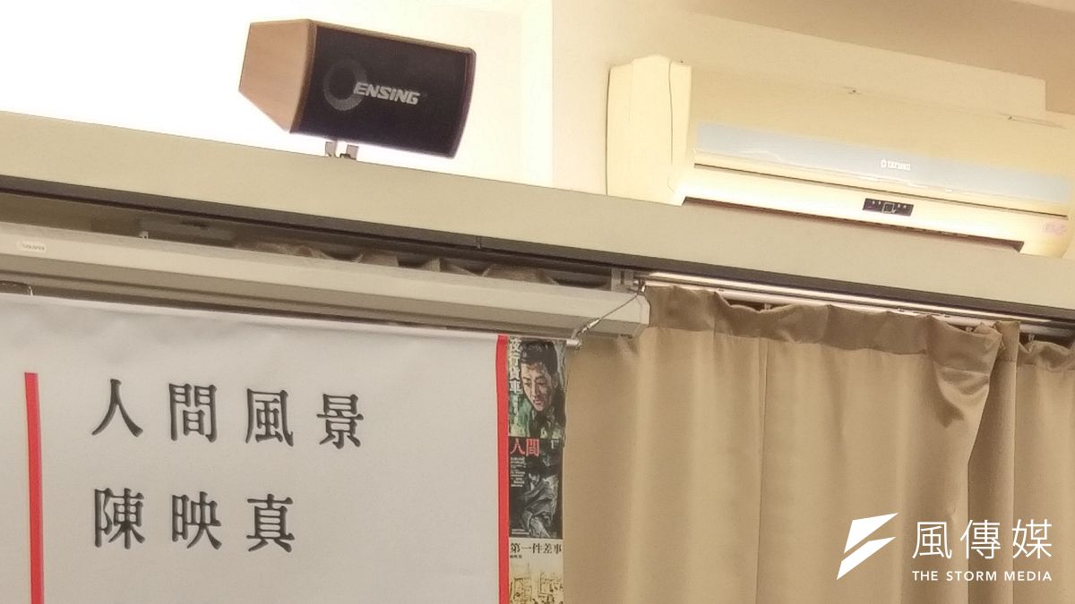 人間風景陳映真座談會,廖咸浩(站立者)在現場唱起原住民古調,來遙思陳映真。(施孝衡攝) 人間風景陳映真座談會,廖咸浩(站立者)在現場唱起原住民古調,來遙思陳映真。(施孝衡攝)