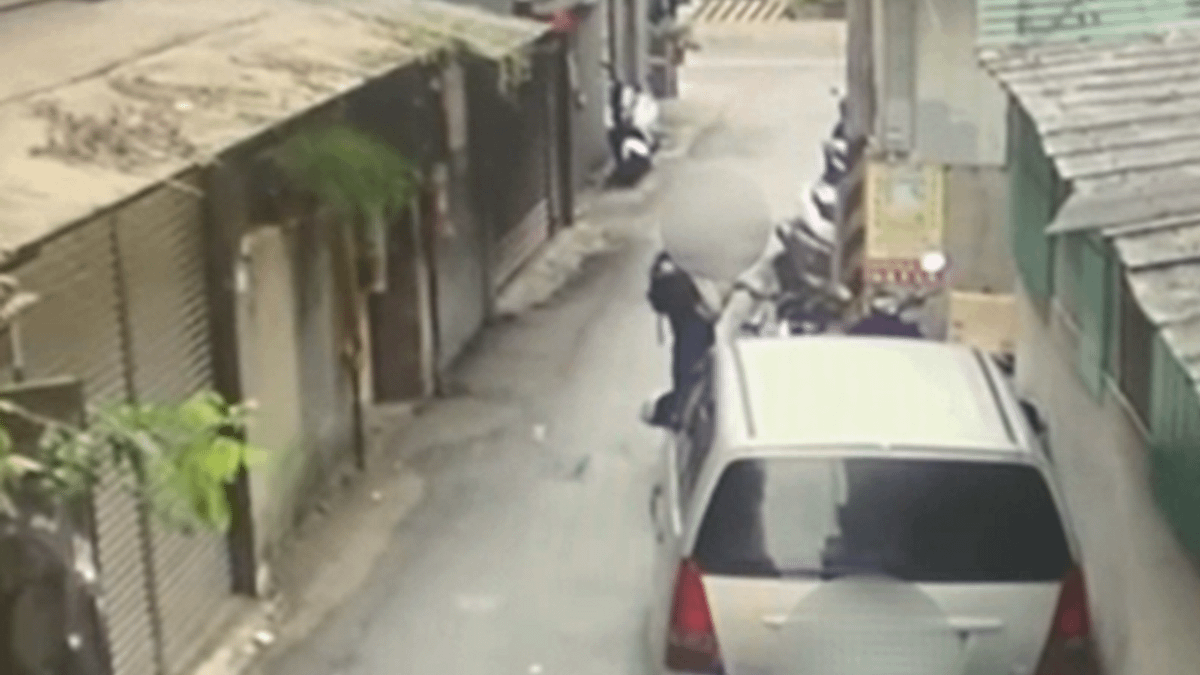 新北市張姓男子因不滿同住房東洪姓女子連續漲租金,一怒之下持刀砍殺對方。(圖/翻攝自記者報料網) 新北市張姓男子因不滿同住房東洪姓女子連續漲租金,一怒之下持刀砍殺對方。(圖/翻攝自記者報料網)