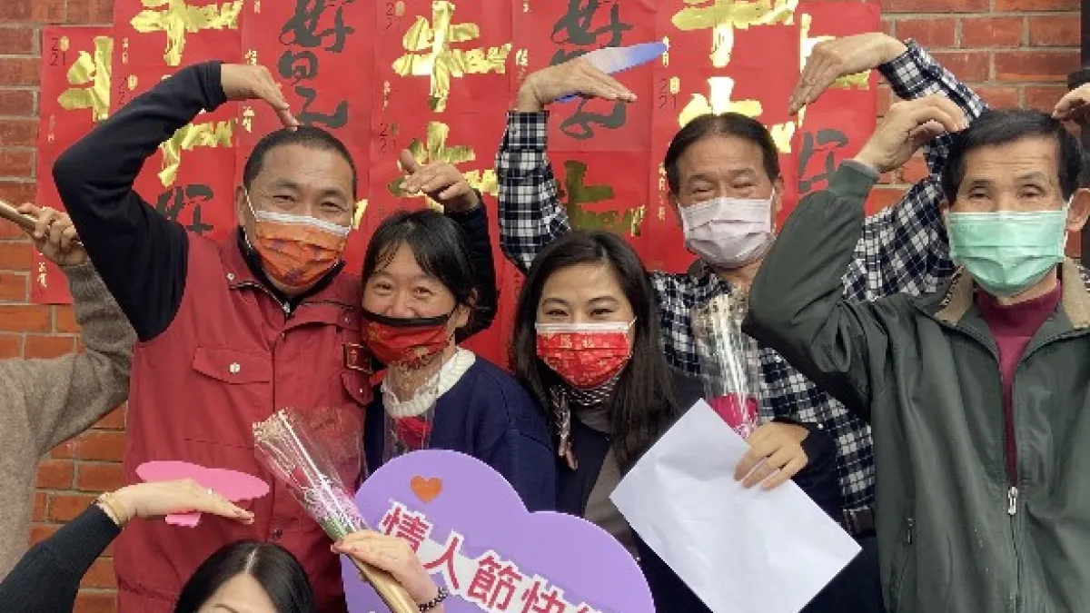 侯Sir情人節前往淡水古蹟博物館,親畫全市首張愛心「牛好日子」春聯。(圖/新北市政府提供)