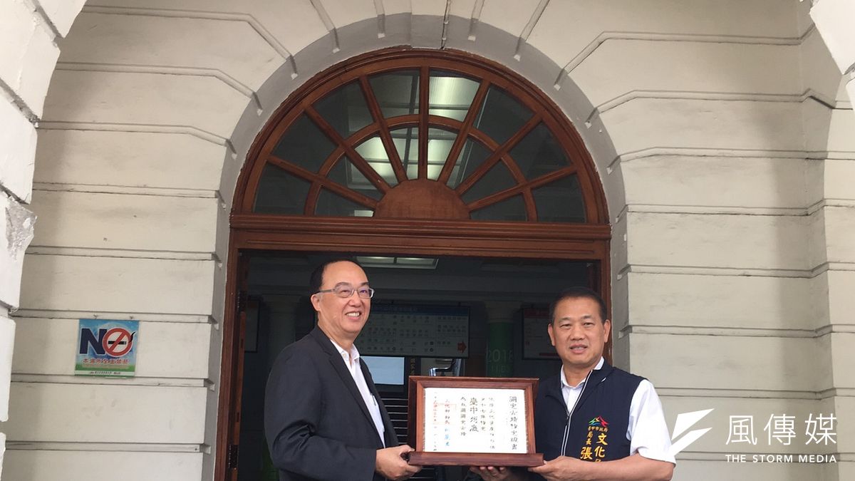 文化部文資局頒授台中州廳指定國定古蹟證書給台中市文化局長張大春。(圖/王秀禾攝) 文化部文資局頒授台中州廳指定國定古蹟證書給台中市文化局長張大春。(圖/王秀禾攝)