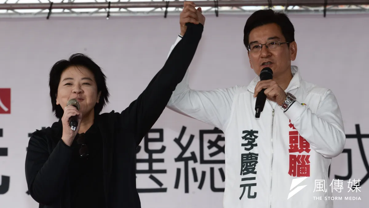 親民黨市議員黃珊珊與無黨籍市議員李慶元在台北市議會預算表決時,未挺民進黨團刪除退休公務員慰問金決議,引發綠營反彈。(林俊耀攝)