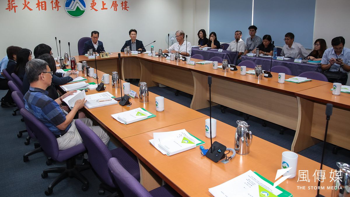 近日中油觀塘案在環評大會上,不顧專案小組的決議,在眾多委員請假拒絕出席的情況下,強勢投票表決、翻案通過。期間歷經兩度流會,環保署長李應元10月3日針對「中油觀塘港第三天然氣接收站案」進行審查,但因出席委員人數不足流會。(資料照,顏麟宇攝) 近日中油觀塘案在環評大會上,不顧專案小組的決議,在眾多委員請假拒絕出席的情況下,強勢投票表決、翻案通過。期間歷經兩度流會,環保署長李應元10月3日針對「中油觀塘港第三天然氣接收站案」進行審查,但因出席委員人數不足流會。(資料照,顏麟宇攝)