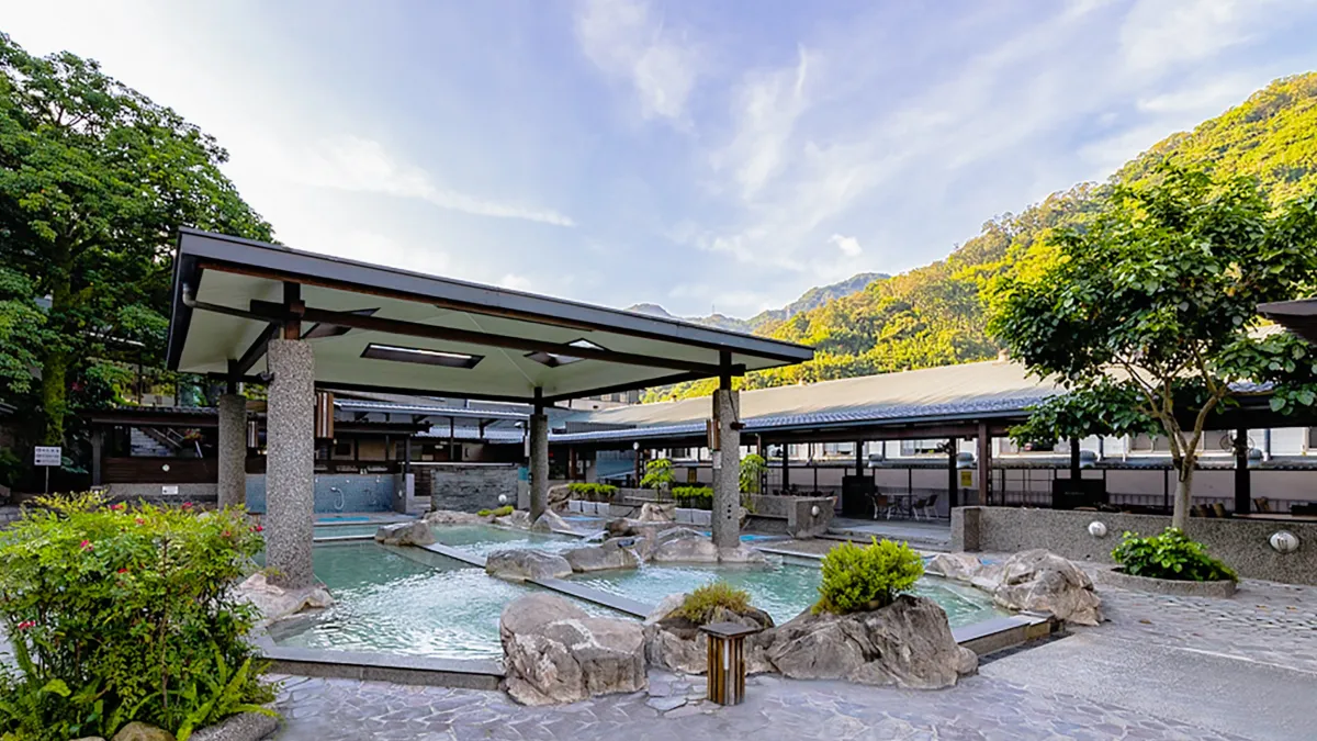 冬天來趟抗寒之旅,泡美人湯再搭麻油雞套餐組合,暖心又暖胃。(圖/大板根森林溫泉酒店提供)