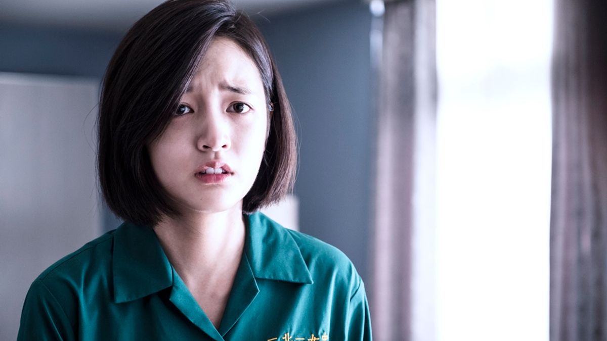 「我一直有個幻想,有一天當我考砸了,回家被媽媽打,她掀開衣服看到這些傷痕,她可能會嚇一跳,可能會很難過,可能會跟我道歉說,茉莉對不起,對不起,對不起……」(公視提供) 「我一直有個幻想,有一天當我考砸了,回家被媽媽打,她掀開衣服看到這些傷痕,她可能會嚇一跳,可能會很難過,可能會跟我道歉說,茉莉對不起,對不起,對不起……」(公視提供)