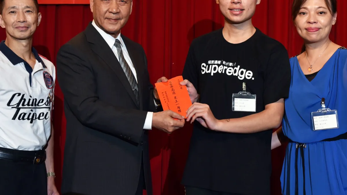 行政院退輔會31日舉行榮民榮眷基金會大學以上榮民子女就學補助頒贈典禮,此次補助大幅提高至第1學期公立大學8000元,私立大學10000元。(退輔會提供)